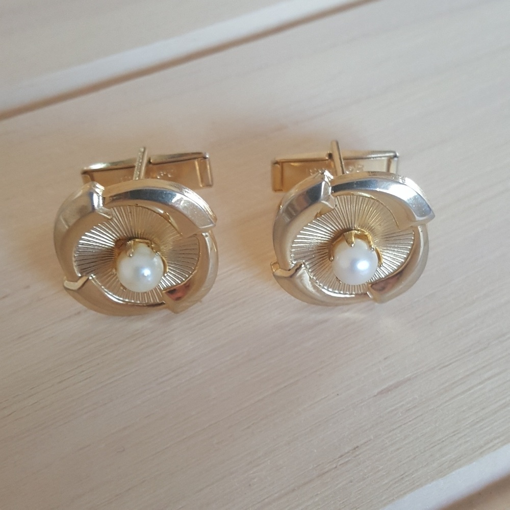 Vintage Men's Gold Toned Pearl Center Cufflinks